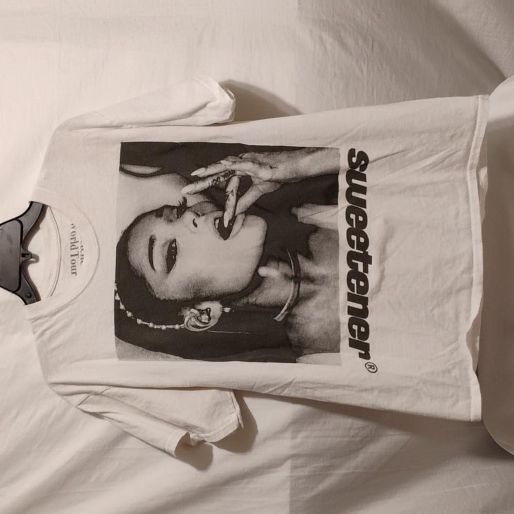(BX21) SALE! Ariana Grande Sweetener World Tour Shirt Very Loved Sz.L